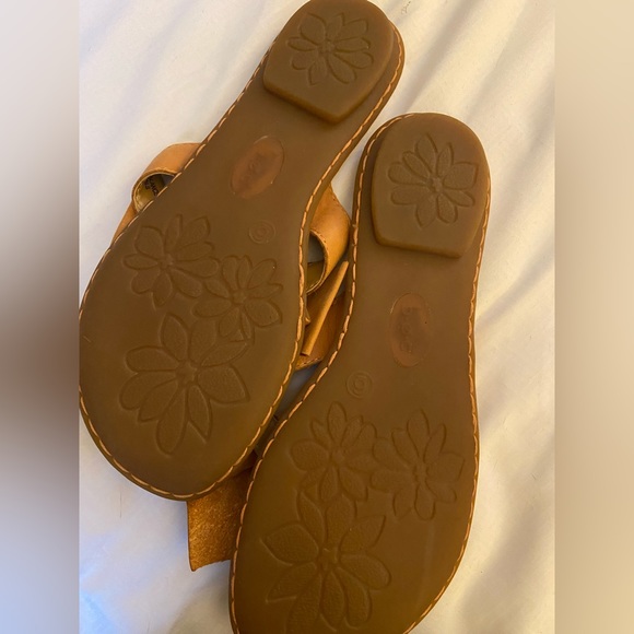 Cute bow leather flip flops in great shape - Picture 5 of 5